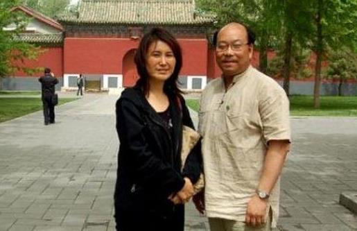 齐耳|她是观众认定的“最美警花”，嫁给大23岁知名导演，至今为他守寡