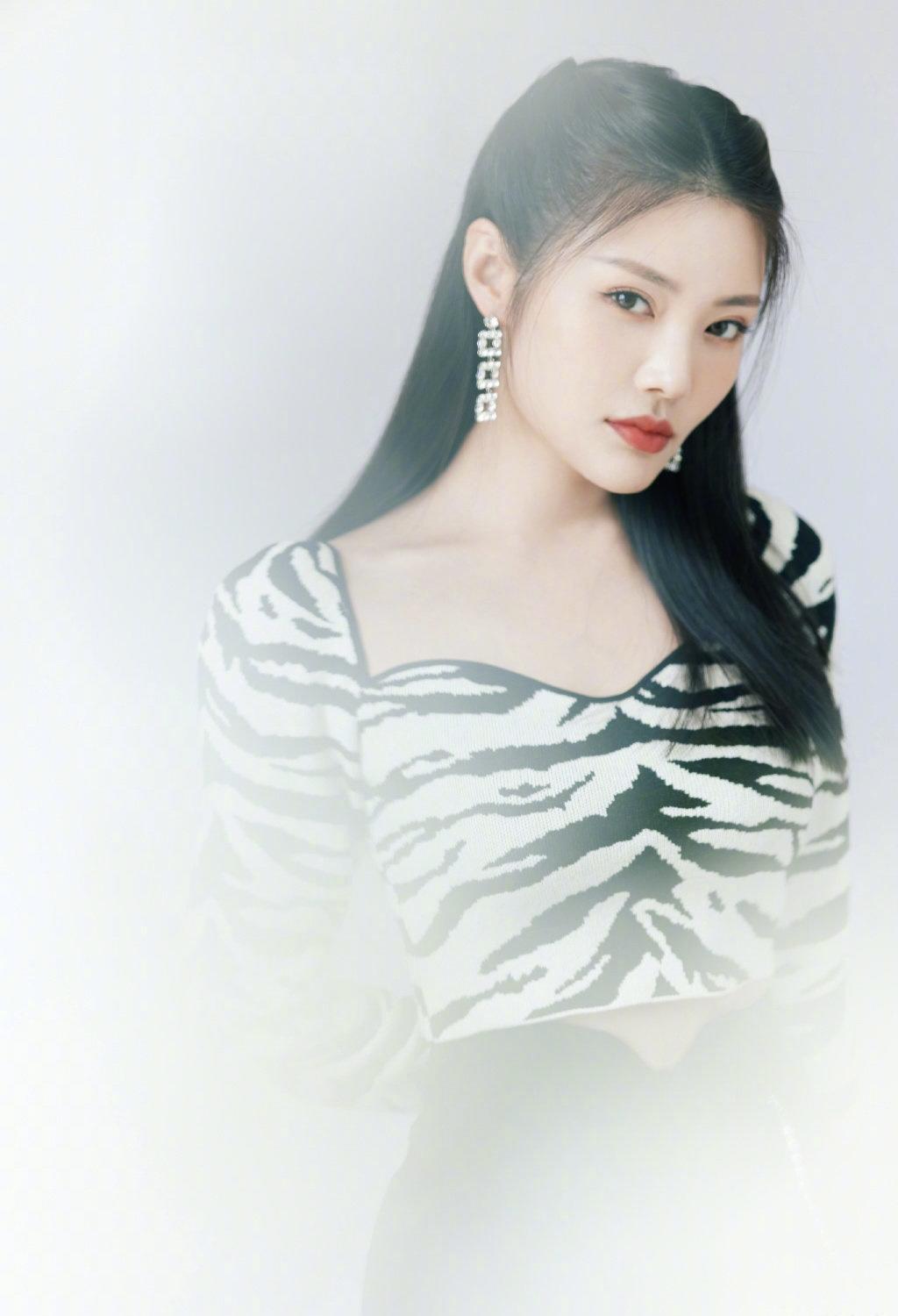 徐冬冬|徐冬冬太懂“秀身材”，穿斑马纹上衣配高腰长裤，曲线感太强