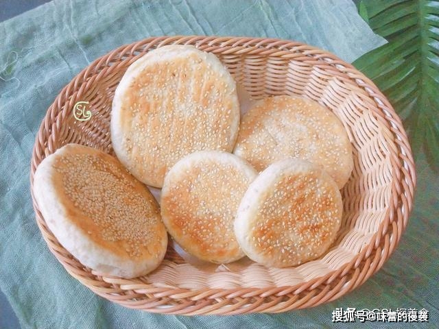 做法|这个早餐，老人和孩子都喜欢吃，饼皮酥脆，内里柔软，做法也简单