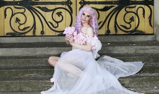 校园|英国少年13岁开始化妆，面对校园霸凌，他一身粉色装扮惊艳亮相