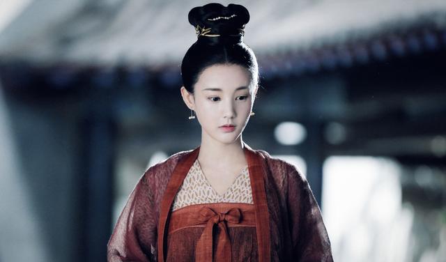 角色|她终于不演女主角，这次给虞书欣当配角，新剧造型美出新高度