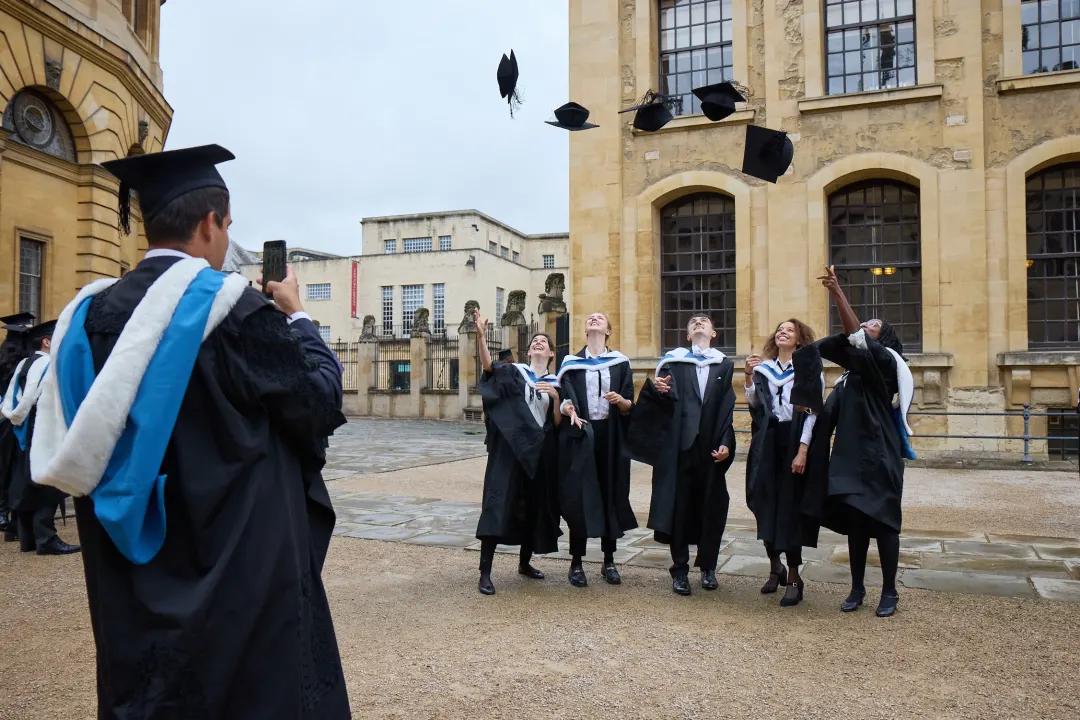 牛津大學醫學院畢業典禮舉行,只為說聲謝謝並互相道別_畢業生