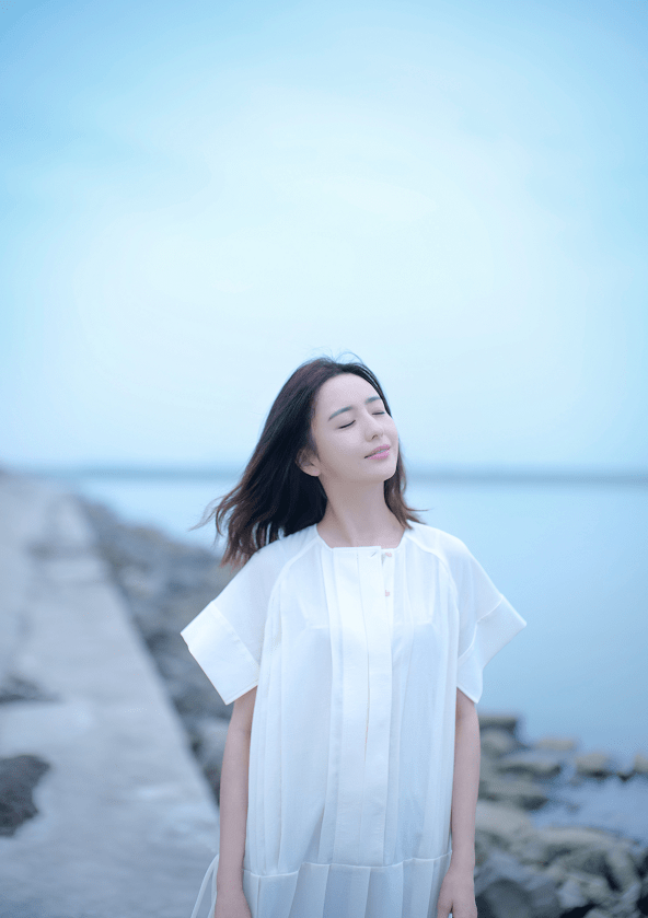 佟丽娅|佟丽娅算是活出真我了，清爽搭配干净还舒适，这样的女人有魅力