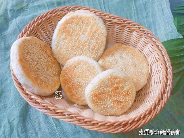 做法|这个早餐，老人和孩子都喜欢吃，饼皮酥脆，内里柔软，做法也简单