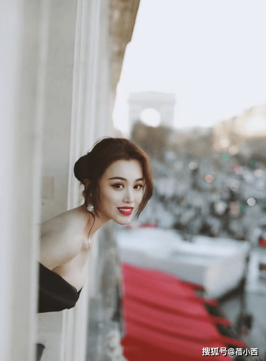 显得|葛天的“挤挤身材”真馋人，穿露肩连衣裙气质高贵，美出国际范