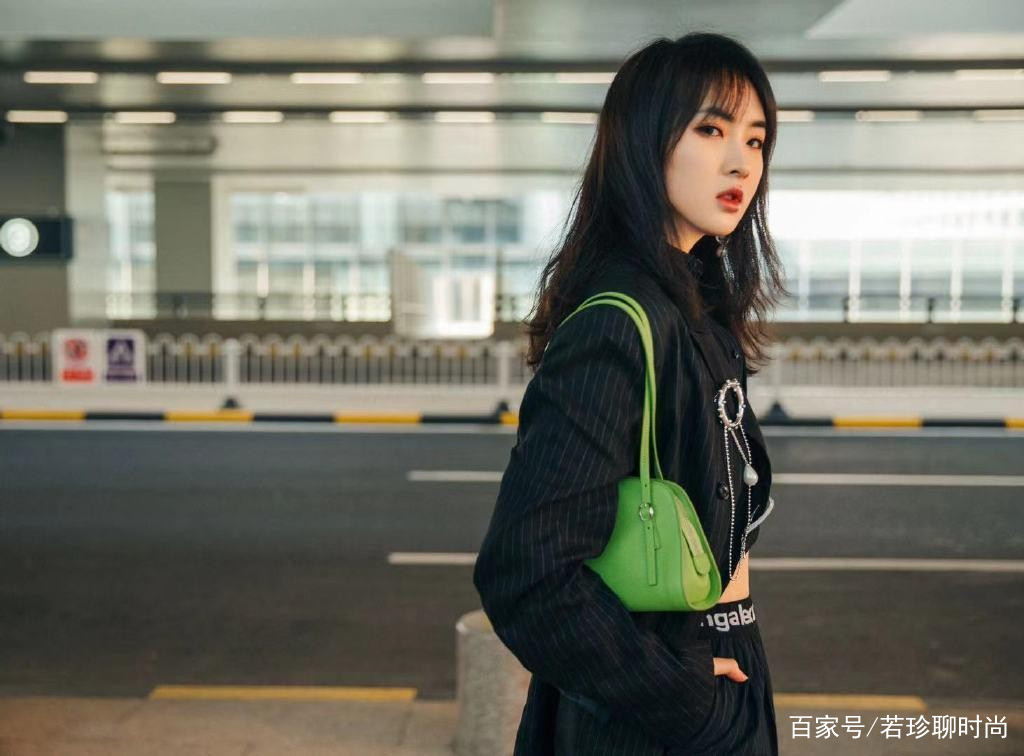 服装|姚安娜对自己的身材太自信了，穿露脐装秀小蛮腰，气场好高级