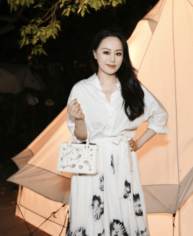 原创章小蕙越老越有味道,白衬衫配长裙优雅大气,58岁依旧光彩照人