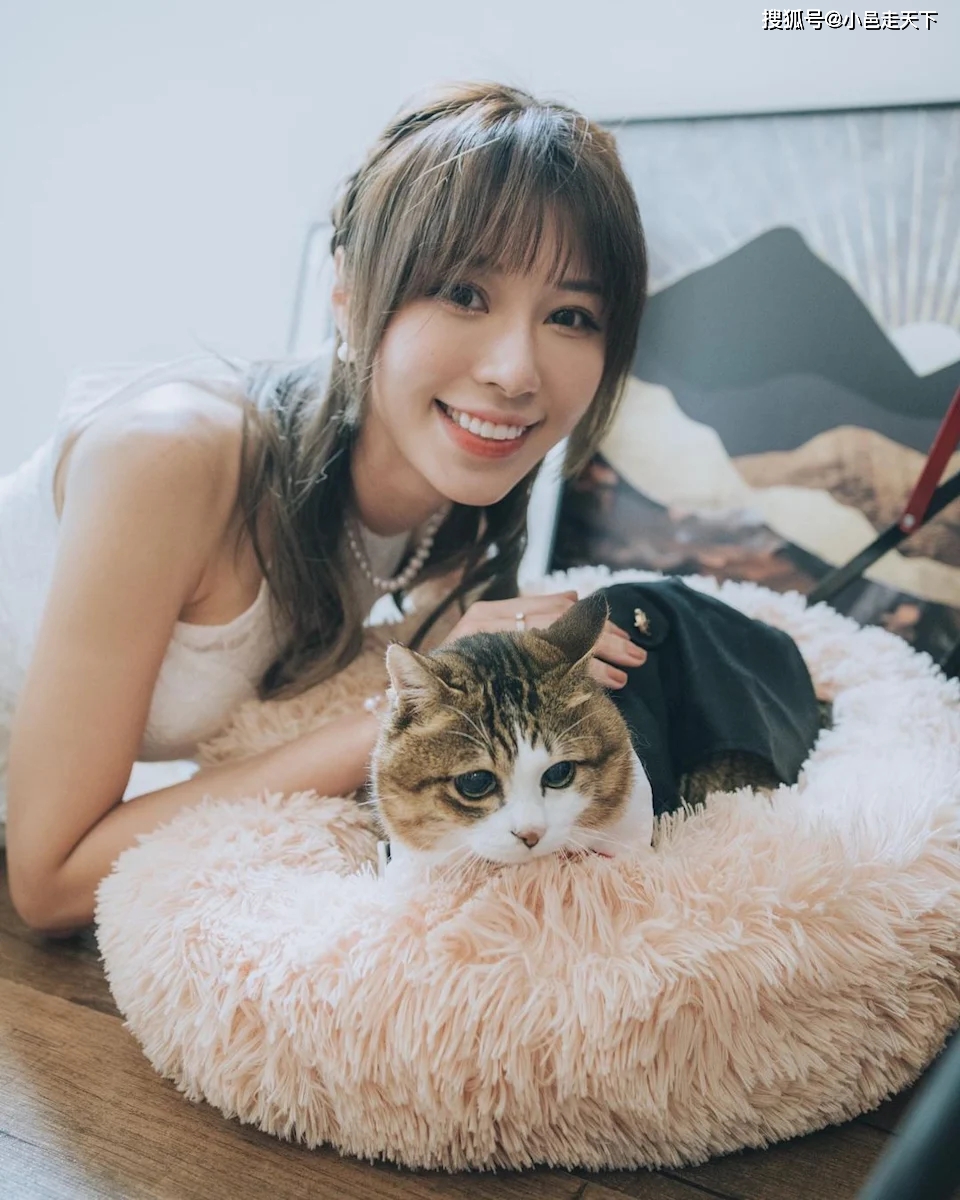 同拍拖14年初恋男友拉埋天窗前「东张女神」 - 林泳淘相集