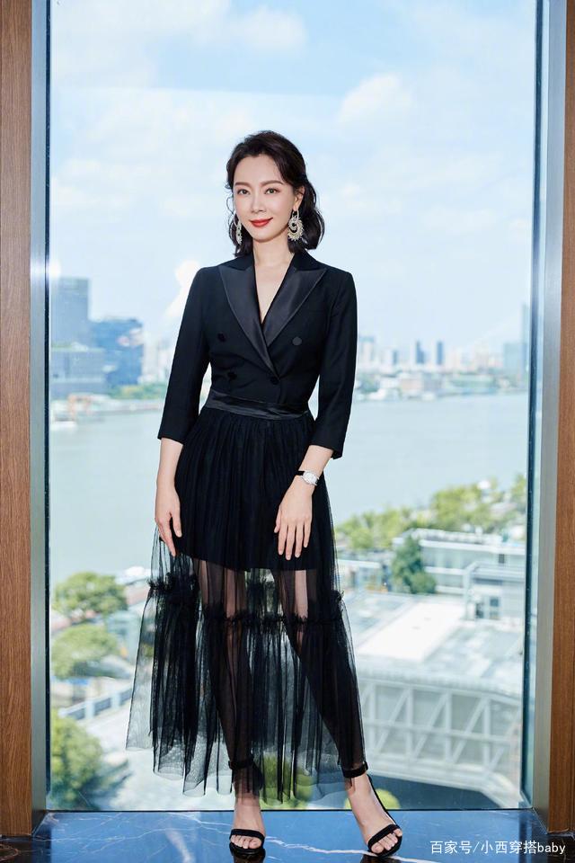 黑色|齐肩短发的陈数，穿黑色西装配网纱裙出席活动，9字耳环好别致！