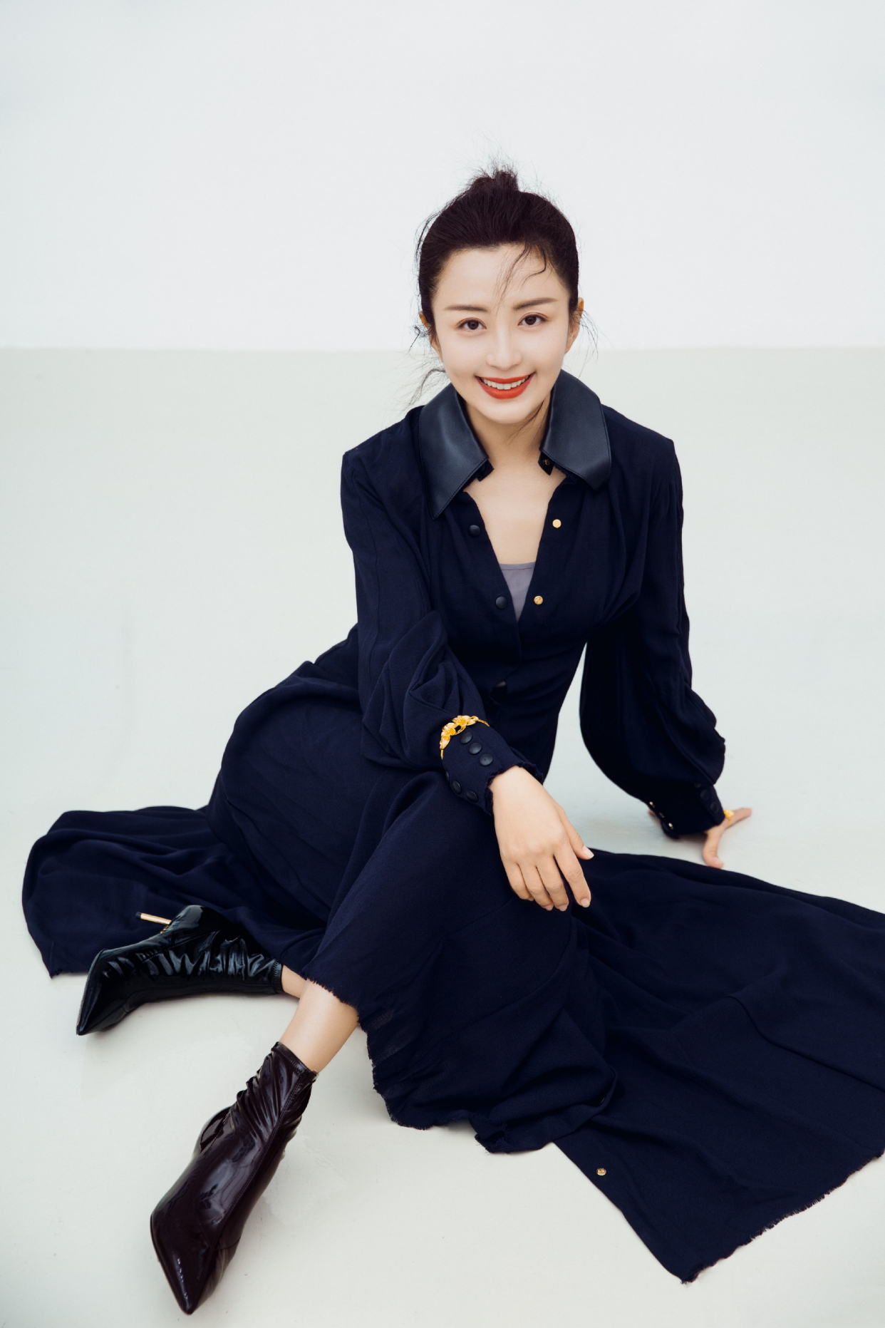 蓝色|杨童舒终于高调，丝绒甜美西装佩戴夸张耳饰，45岁还是女神