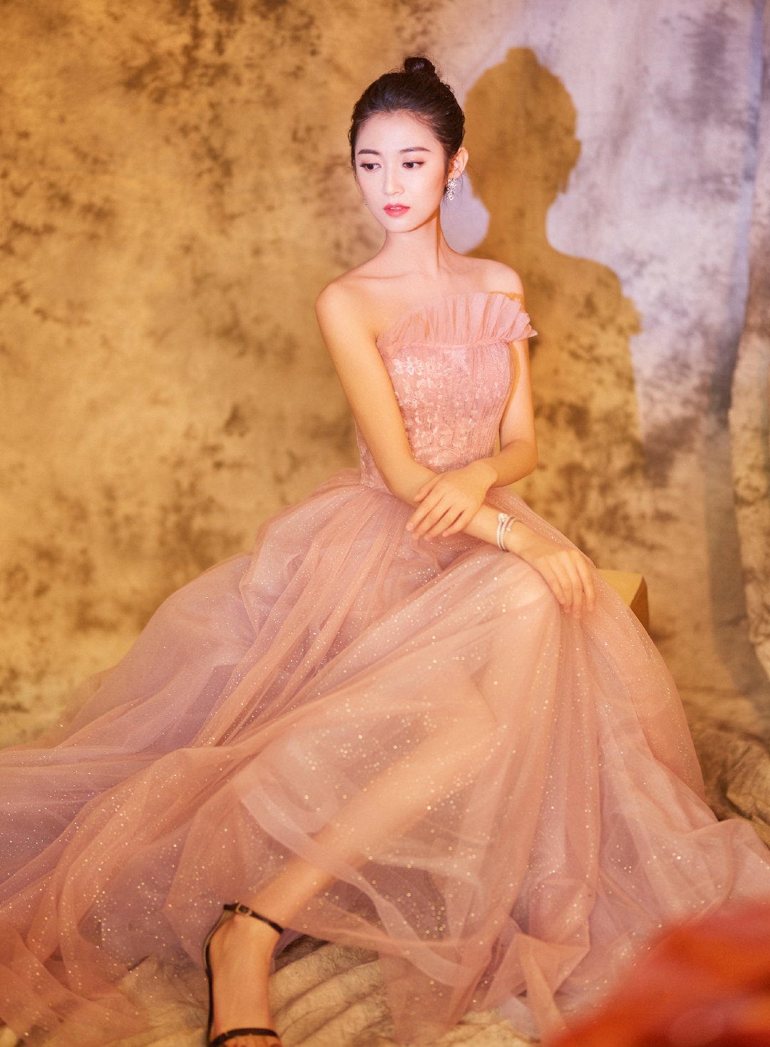 美得|怪不得被唐嫣一眼看中，陈钰琪紫色轻纱裙美得出众，气质小花少见