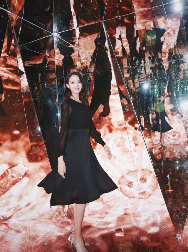 黑色|张梓琳不愧是世界小姐,水钻开叉裙高贵明艳,与友人合照美得出众