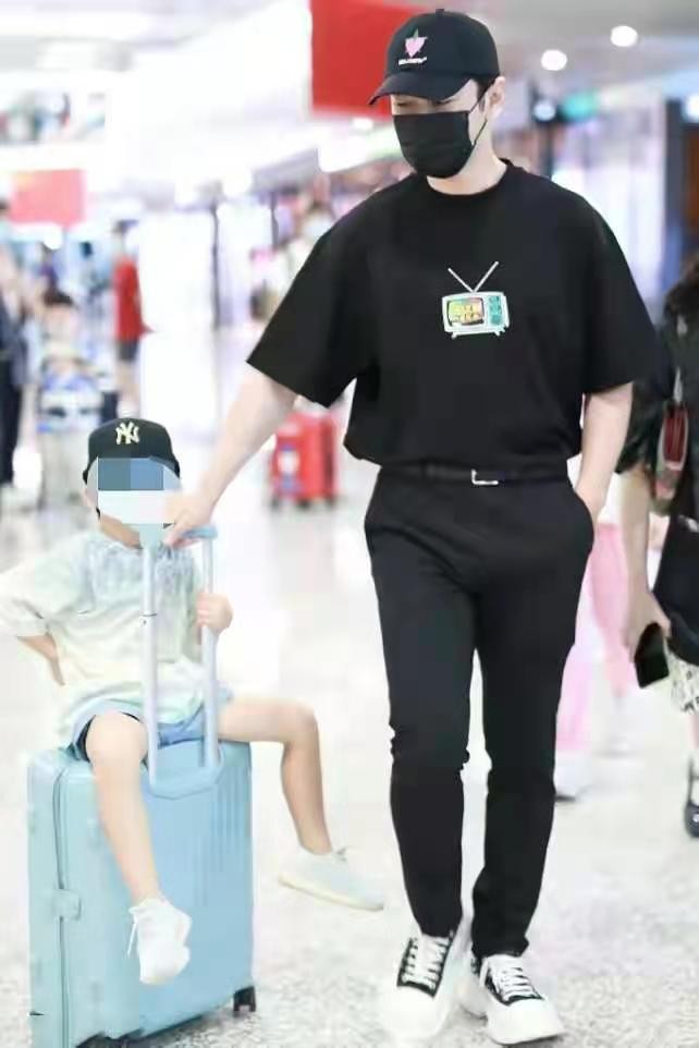 身材|黄晓明机场溜娃,瘦不少变奶爸小生真清爽,4岁儿子眉眼随妈秀气