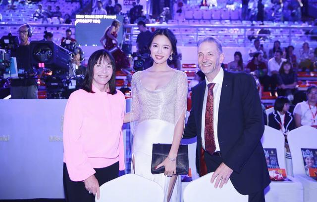 黑色|张梓琳不愧是世界小姐,水钻开叉裙高贵明艳,与友人合照美得出众