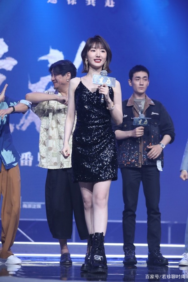 服装|毛晓彤的肌肤虽然白，但吊带裙却暴露了腿部线条，看着都不温柔了