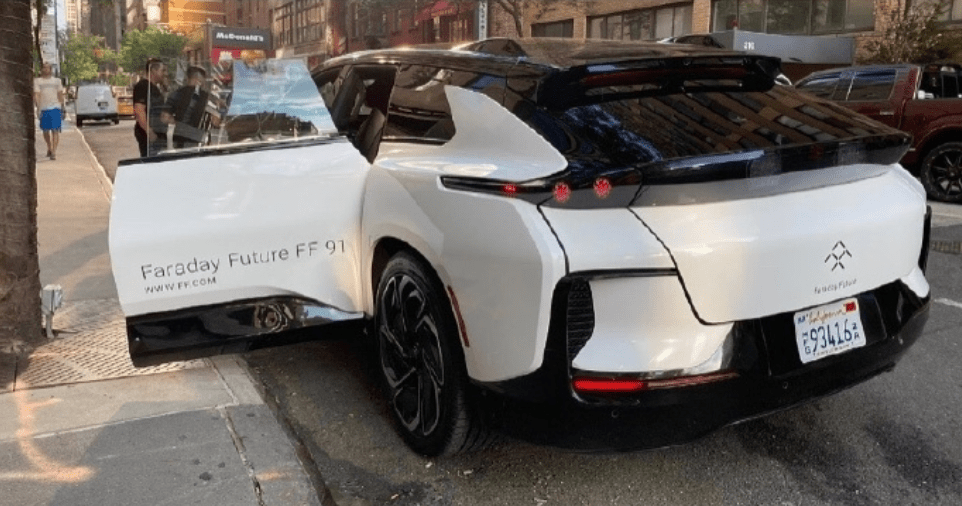 贾跃亭终圆梦 售价0万ff 91上路 对开门似劳斯 22寸轮毂帅炸 新车