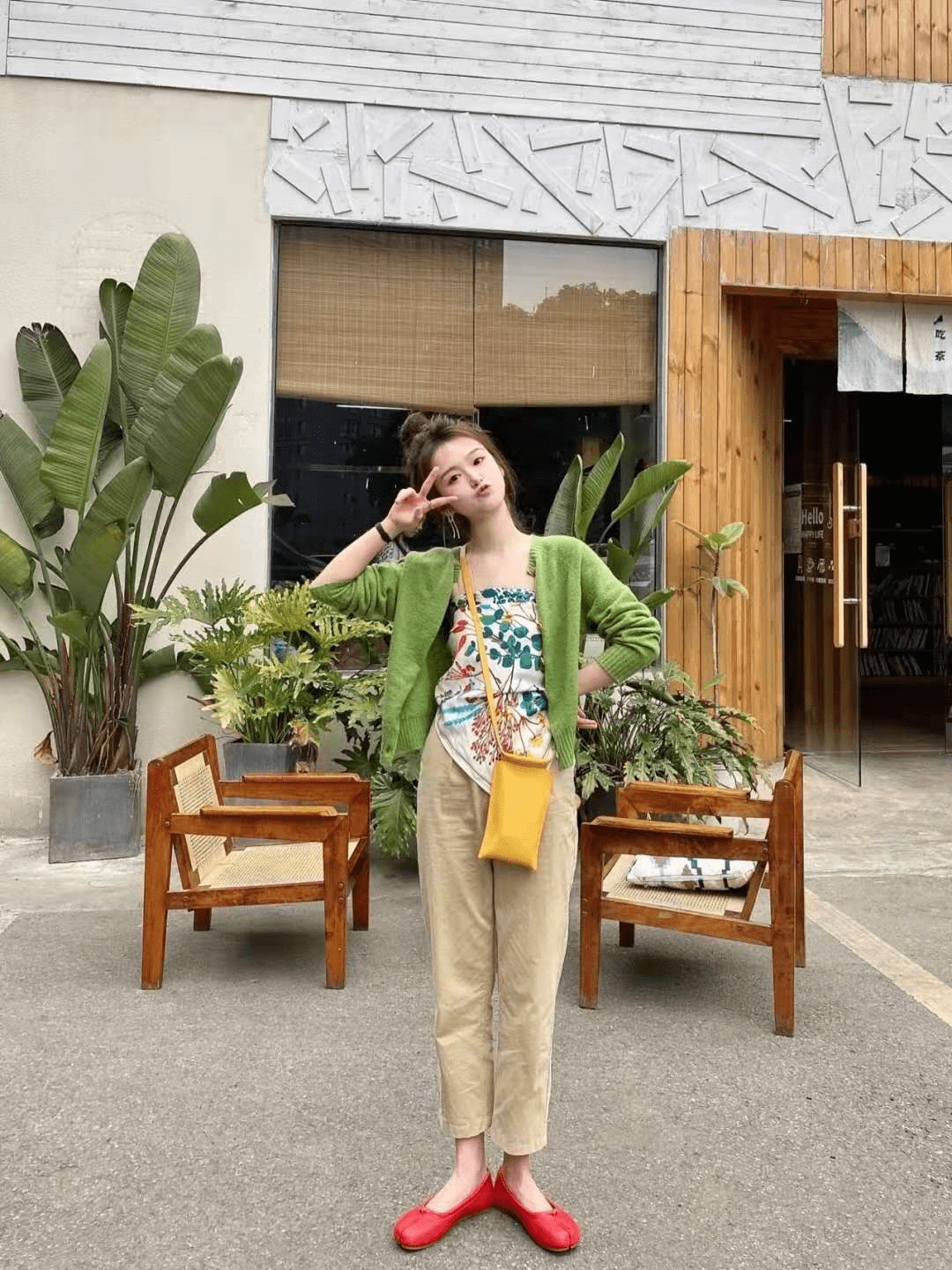 夏天|黄皮妹子看过来，今年夏天选择这“3种颜色上衣”，真的很显白