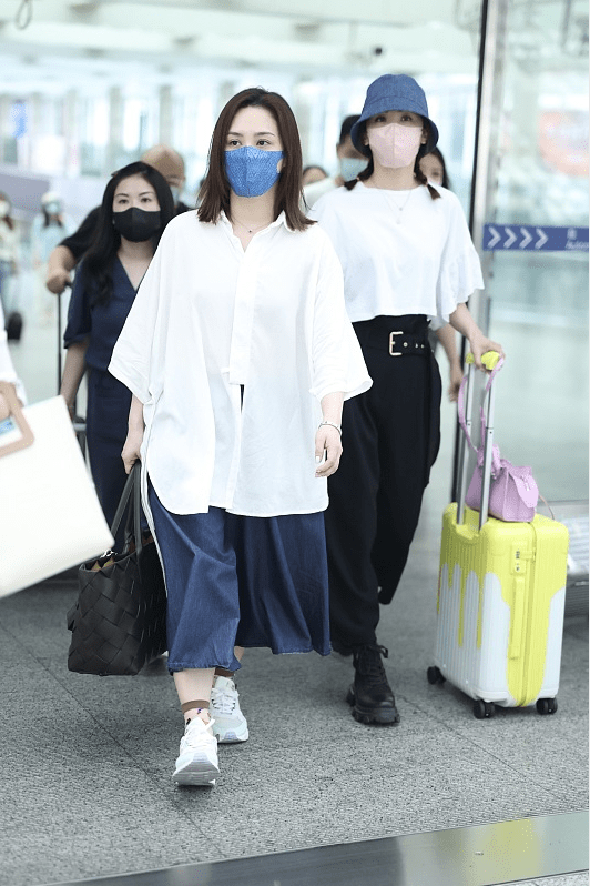显得|阿娇这身穿搭挺清爽的，就是衣服太宽松没什么曲线，腰也看不到了