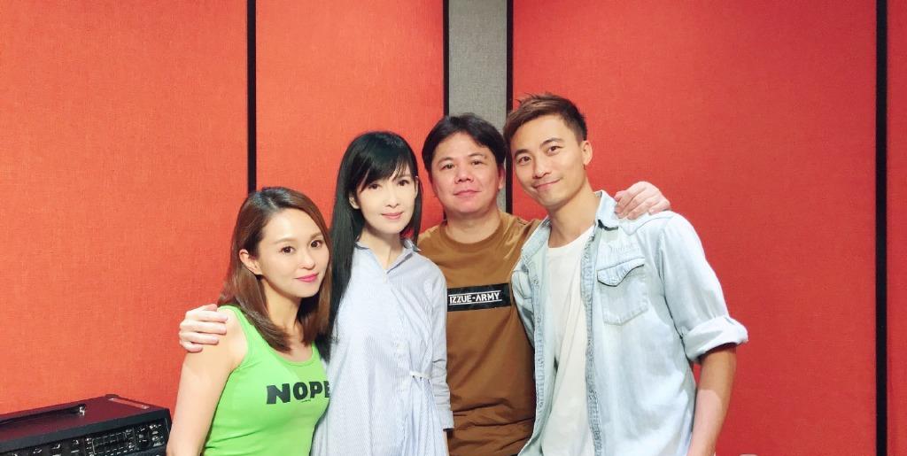 身材|54岁周慧敏罕露面，穿小黑裙亮相好友演唱会，一把年纪依旧玉女范