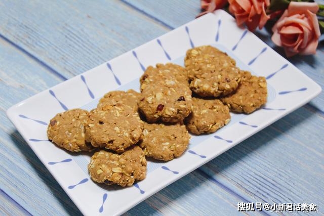 烤箱|自制红糖燕麦饼干，十分香脆，越嚼越香，忍不住多吃几个
