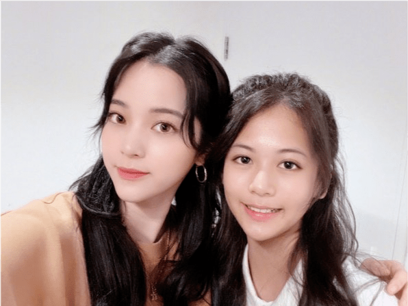 经典|翁虹一家三口罕见聚齐！13岁女儿颜值大逆袭，同框欧阳娜娜不输