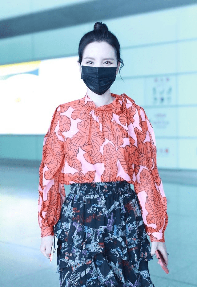 张萌|张萌走机场挺招摇，一身花衣花裙高调却不俗气，老板娘真是洋气人