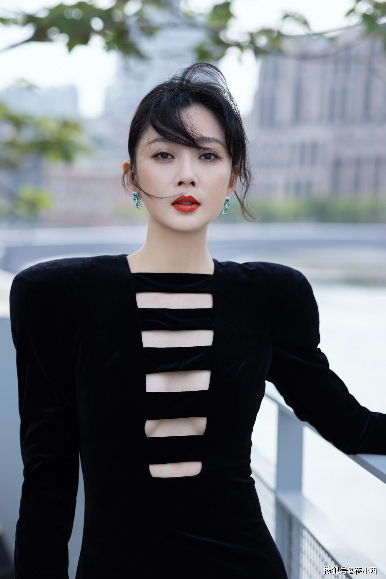设计|殷桃又现馋人“饱满”身材，穿连衣裙领口开到腰，看着都怕她走光