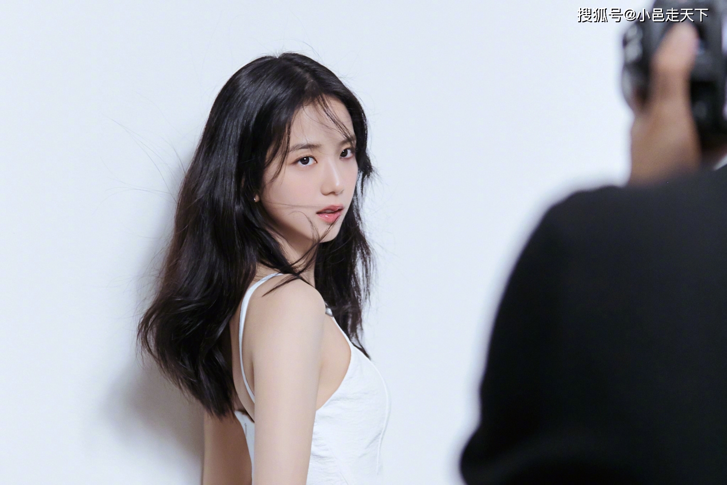 金智秀披肩散发甜美笑容写真