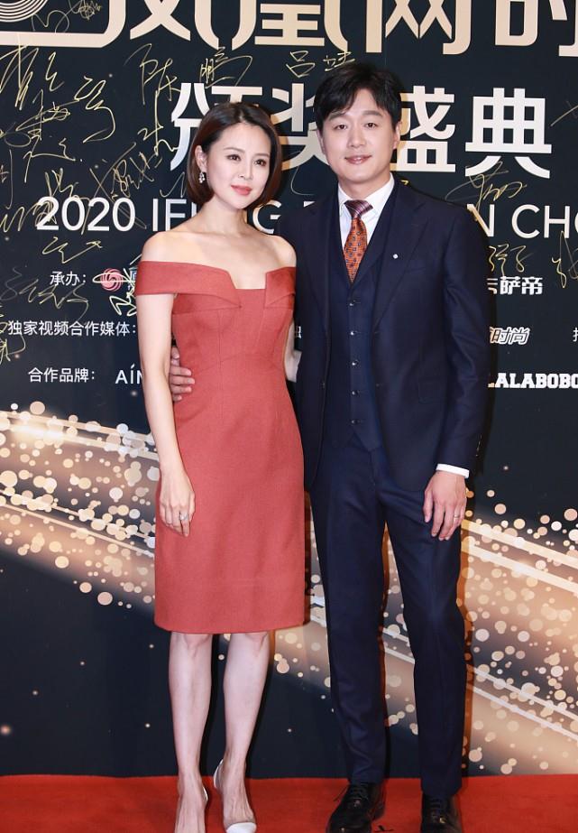 设计|佟大为携妻合体同框,妻子关悦一袭红裙太惹眼,长得英气有气场