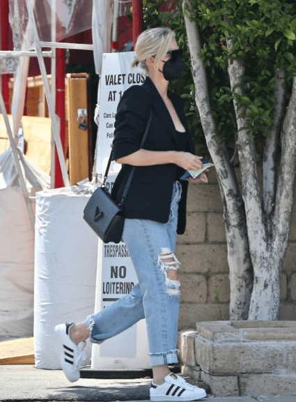 45岁赛皇戴黑墨镜出街,皮肤白到发光,身材凹凸有致