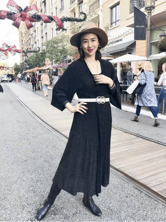 妖精|翁虹才是时尚妖精！52岁学少女把开衫当长裙穿，竟意外性感高级