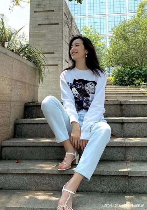 杨采钰|“帆布鞋”过时了，今年这双“木桩鞋”才最受欢迎，复古又不撞鞋