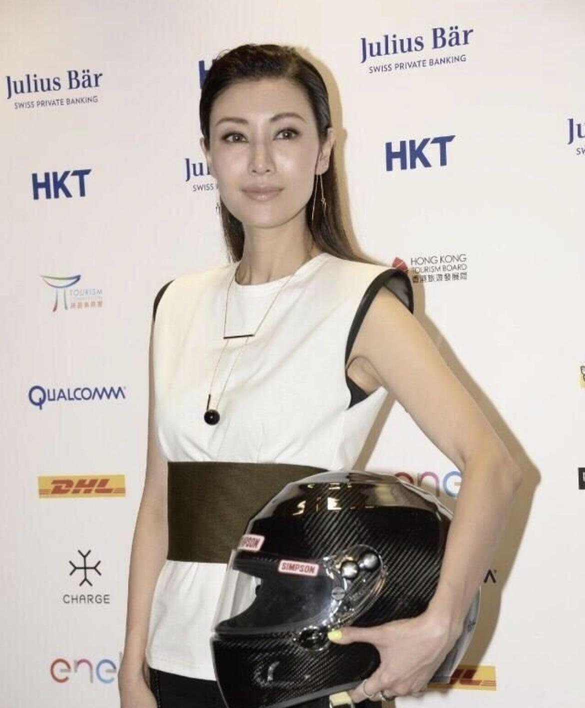 原创"豪门太太"李嘉欣气质绝了!穿一件灰色的吊带裙亮相,高贵大气