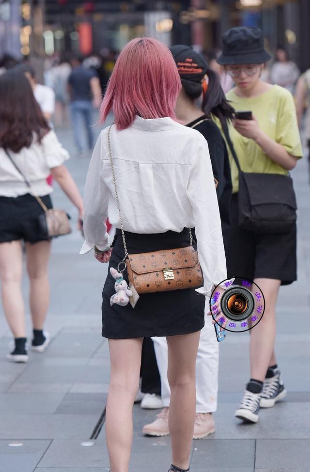 弧度|连衣裙让你展现减龄气质，自然魅力散发出来，优雅气质尽显
