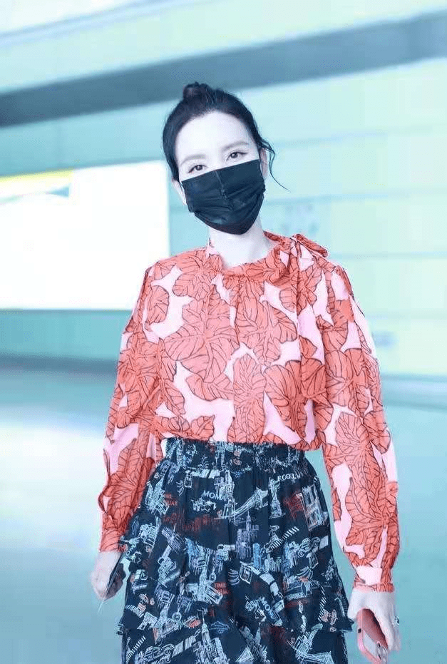 张萌|张萌走机场挺招摇，一身花衣花裙高调却不俗气，老板娘真是洋气人