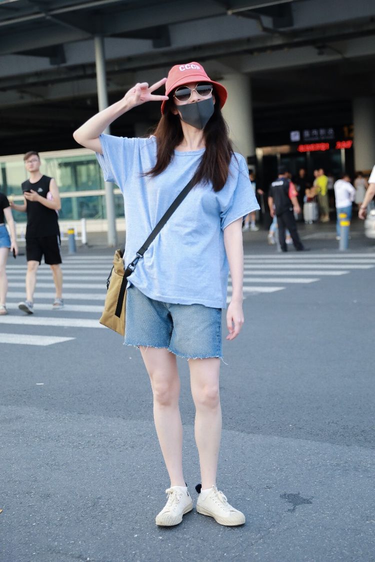 颜色|王鸥素颜与红唇倪妮同框比美，穿基础款的T恤与衬衫，美得不敢认