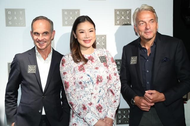 设计|乐基儿当妈后＂心宽体胖＂了，碎花短裙暴露发福曲线，幸好颜值高