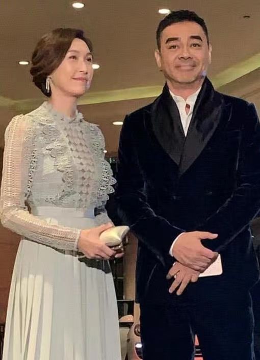 身材|刘青云老婆气质真高级，穿灰色连衣裙高贵优雅，天然美太惊艳