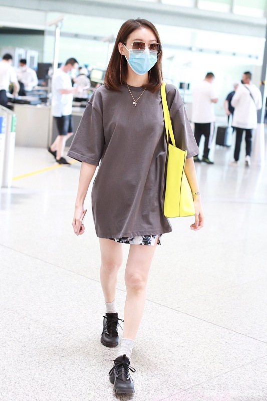 服装|高露真的好有少女感，穿绿袜子和短裤，看着可可爱爱像小姑娘