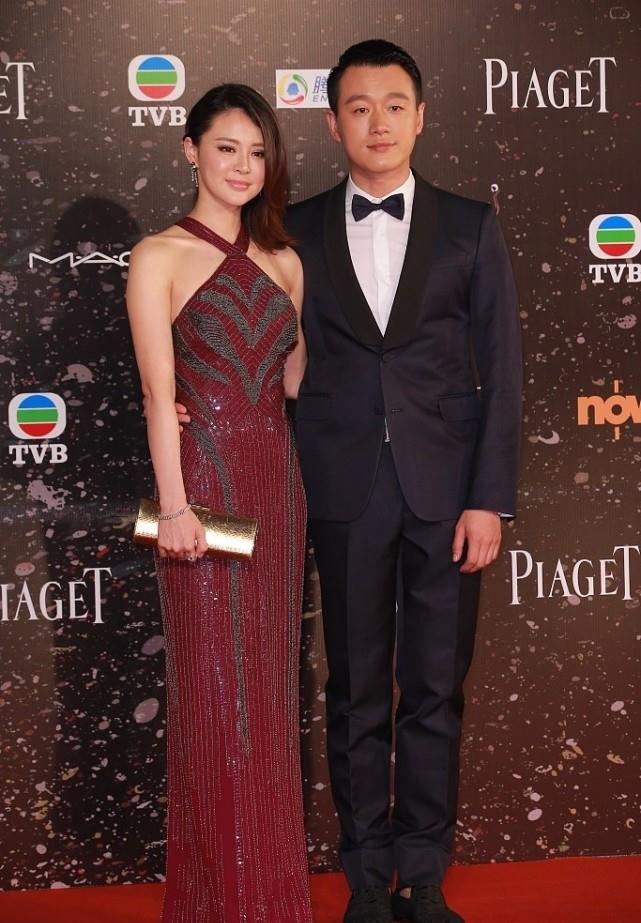 设计|佟大为携妻合体同框,妻子关悦一袭红裙太惹眼,长得英气有气场