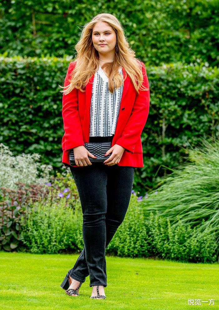 威廉-亚历山大|荷兰王室夏季合影明艳欢快 女王储沉稳有范 小公主笑容纯真烂漫