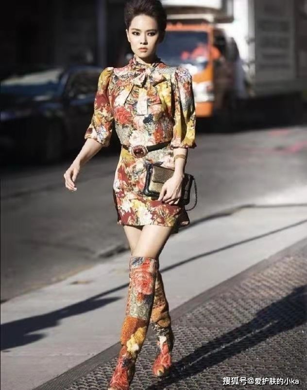 效果|伊能静一点都不服老，印花修身短裙玩油画风，高冷复古韵味十足