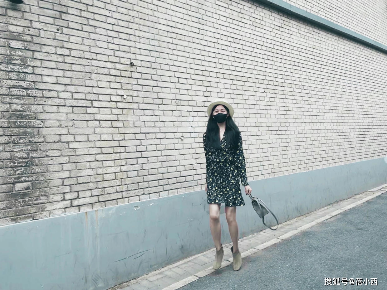 美眉|菅纫姿美得不像话，穿碎花连衣裙出门也显气质，配短靴腿型更加分