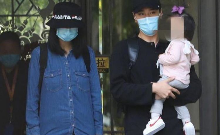 女神|41岁高圆圆工作被偷拍！紧身裙显小腹微凸，网友：怀二胎了吗？