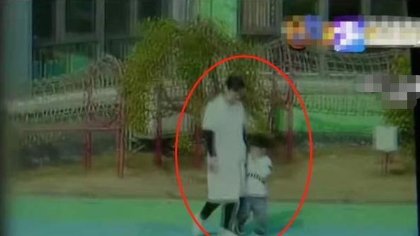 厕所|孩子抗拒去幼儿园，嘴里还嘟囔着“一个人”，宝妈蹲点偷看后气哭