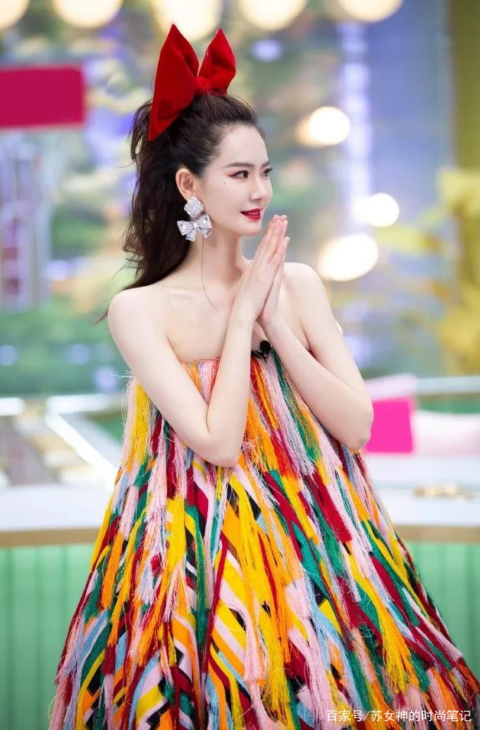 吊带|女人再懒也别瞎打扮，看看明星潮人都在穿的“蝴蝶结”，超有范