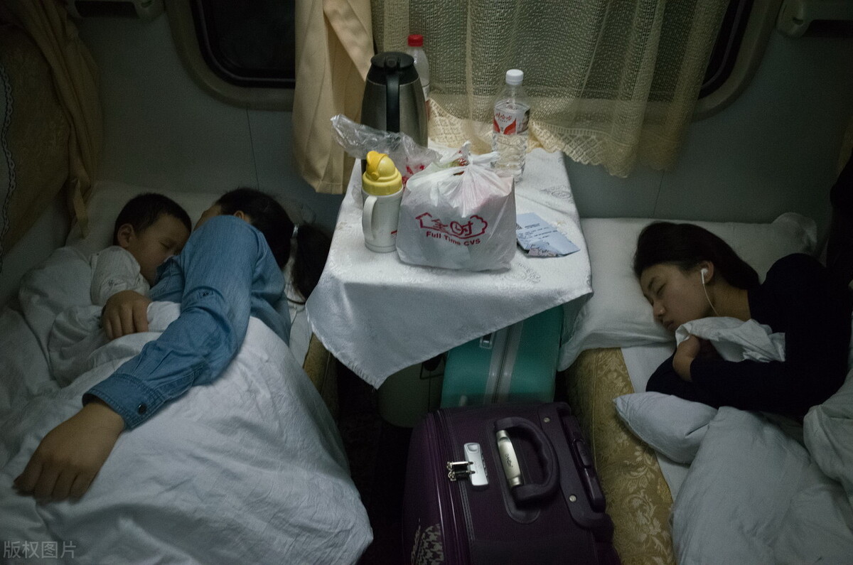 等我把行李箱安置妥当后才发现,睡在最上铺真的是挺难受的,因为我甚至