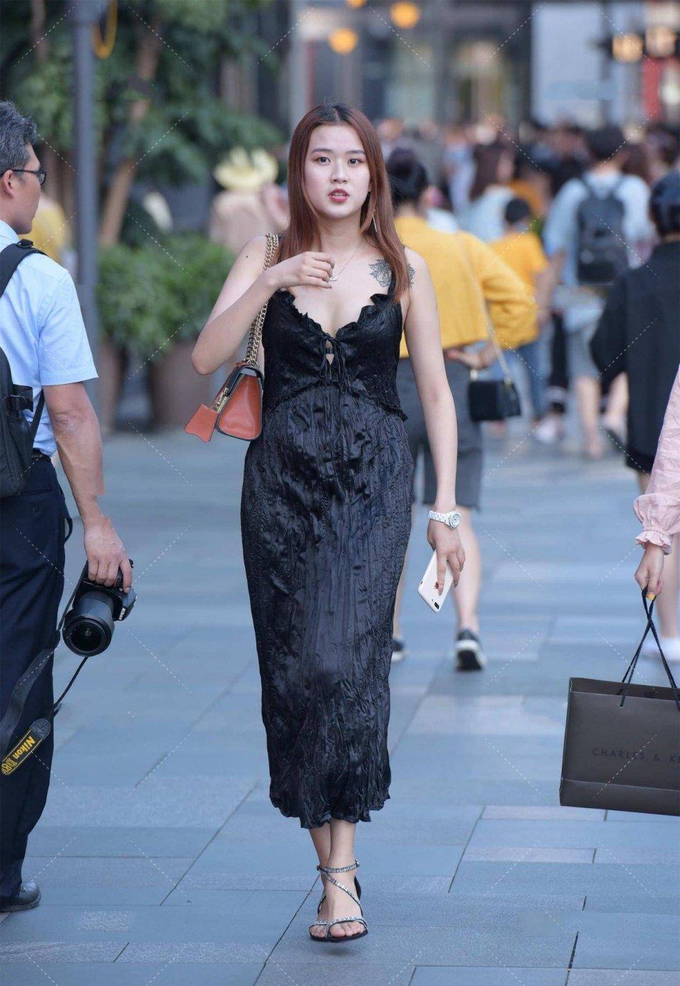 设计|黑色长款连衣裙，褶皱设计显瘦又时尚，宽松裙摆包容度更高