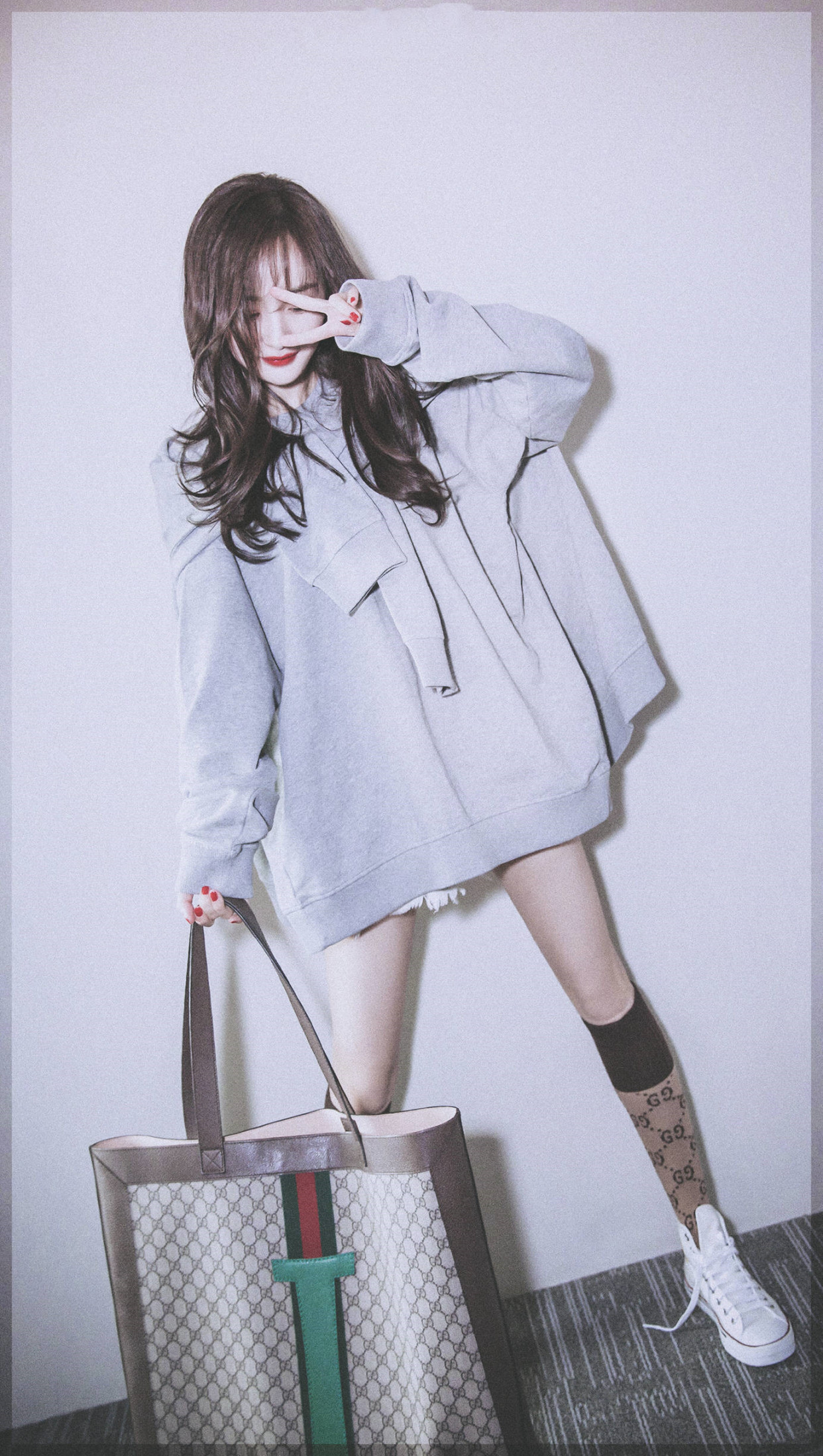 设计|杨幂不愧是个“小腰精”,身穿鎏金鱼尾裙大秀腰臀线,玩转渣女风