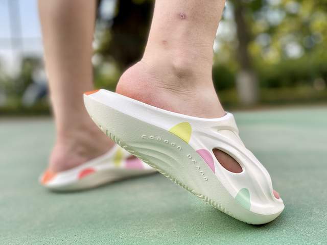 落差|运动后的放松,咕咚减震潮拖鞋,带来踩屎般体验